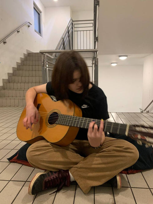 Alumnos practicando con su guitarra