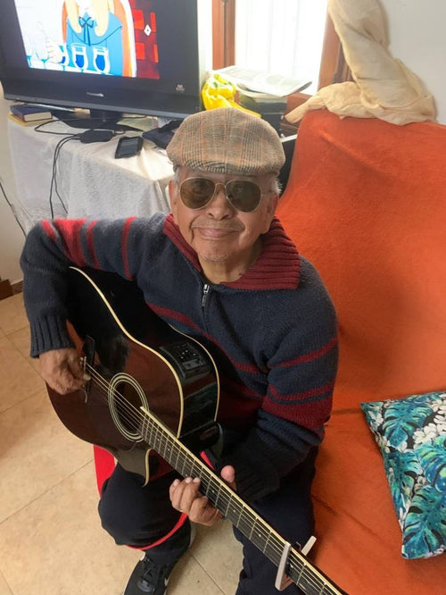 Alumnos practicando con su guitarra