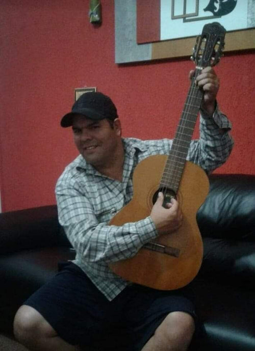 Alumnos practicando con su guitarra