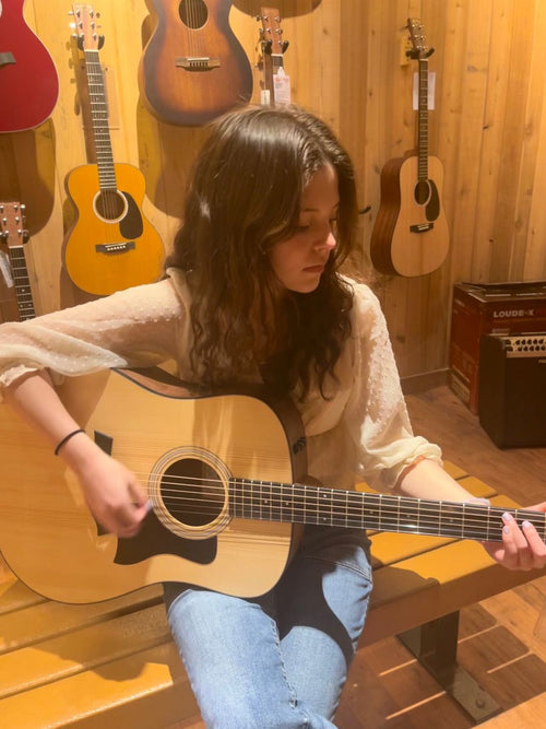 Alumnos practicando con su guitarra